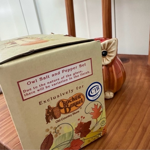 Cracker Barrel Owl Salt and Pepper Set 
Retro New in Box - Picture 5 of 8